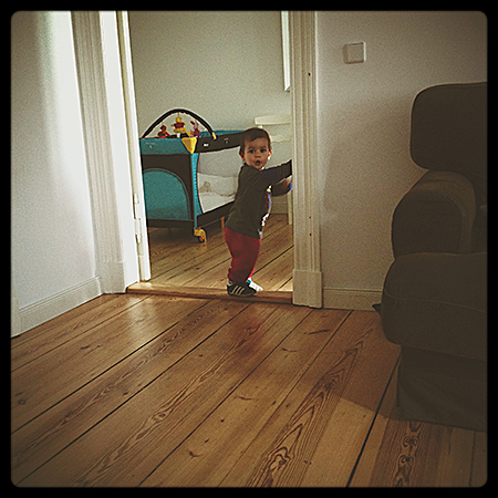Nuestro hijo pequeño, tomando posesión del apartamento de Berlín