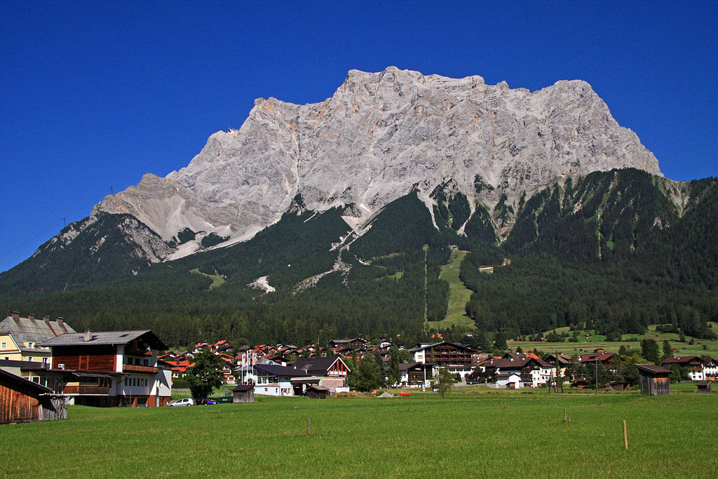 Zugspitze con Garmisch en sus pies (source: Wikipedia)