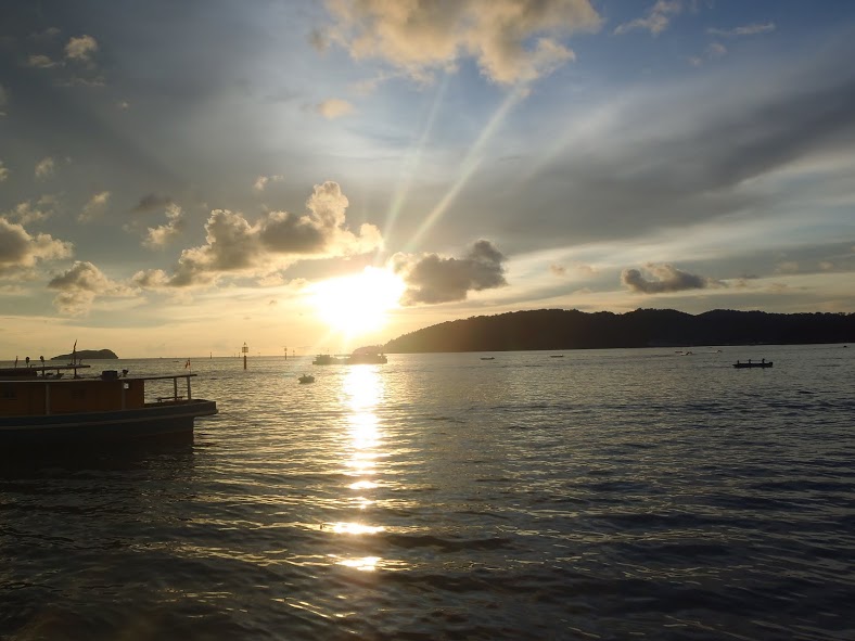 Puesta de sol desde el puerto de Kota Kinabalu