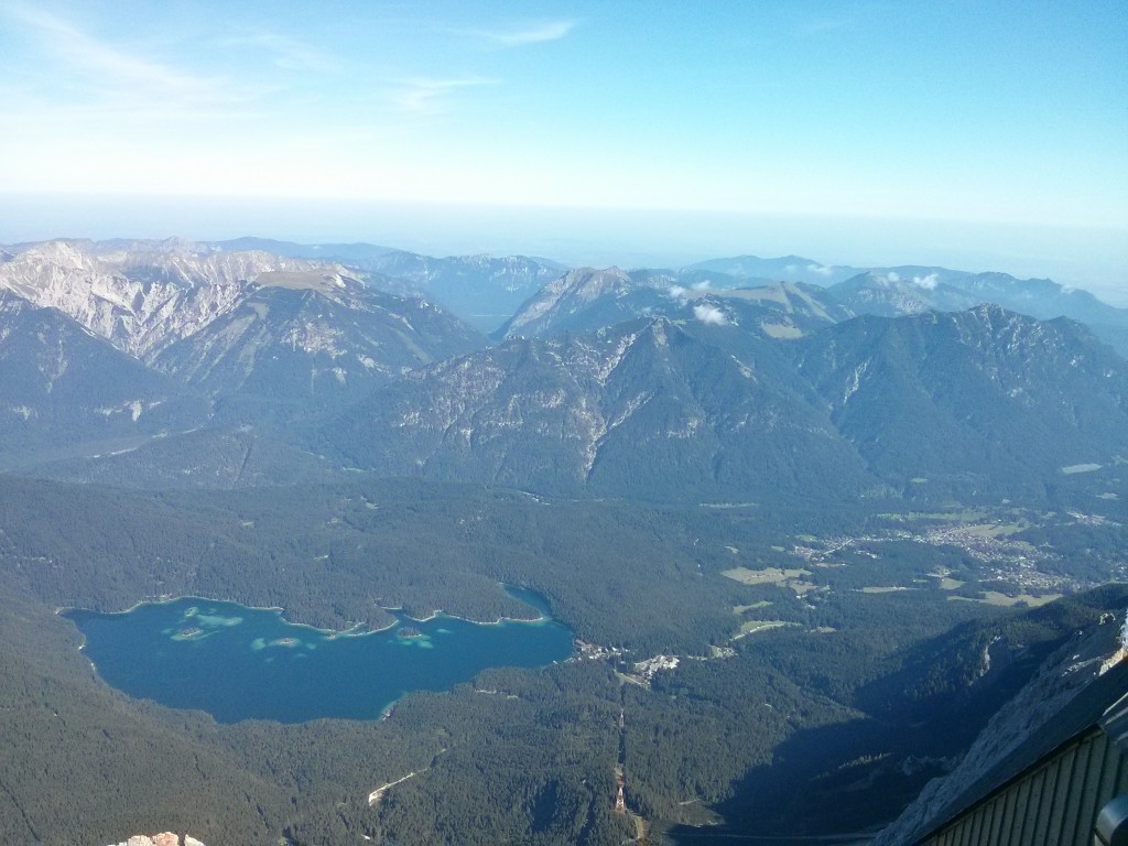 Vista del lago Eibsee desde el Zugspitze