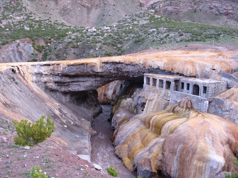 El Puente del Inca cerca del Aconcagua en Argentina