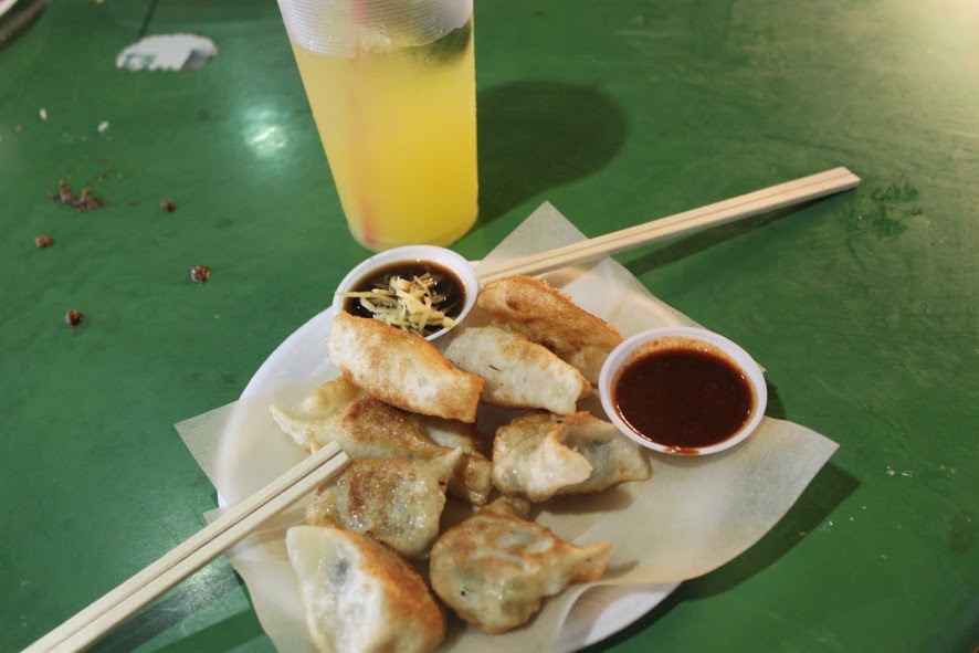 Comiendo Dumplings en el mercadillo de Singapur