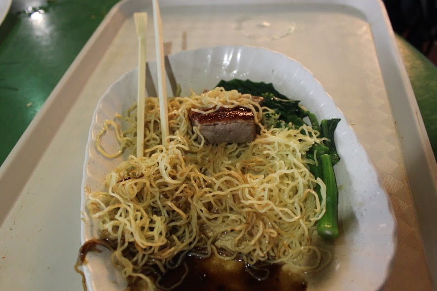 Uno de los famosos platos de noodles del Maxwell Food Center de Singapur