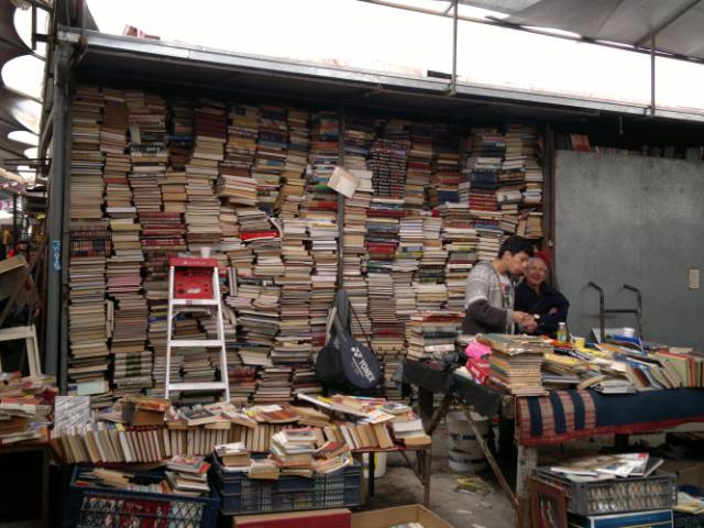 Librería del mercado persa Bio Bio de Santiago de Chile