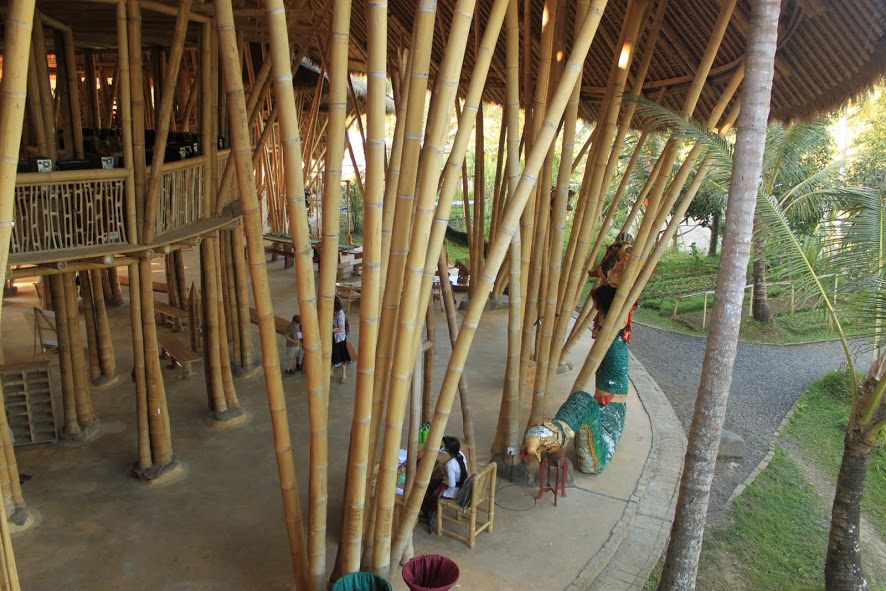 Hall del edificio central de bambú