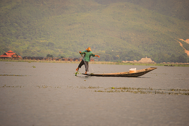 En el lago Inle, los pescadores reman con el pie