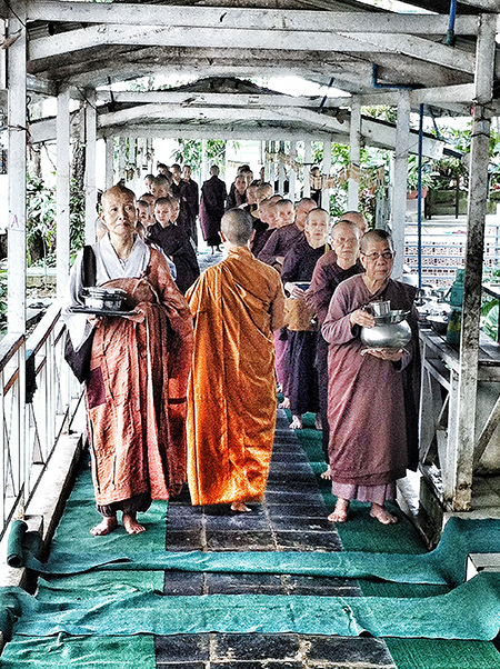 Las monjas forman fila para recibir su comida