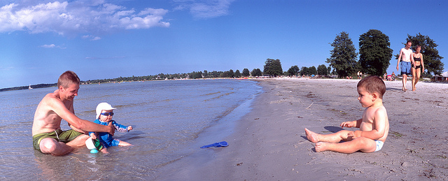 Mi hijo Nico (dcha.), 'suecializando' en la playa de Köping