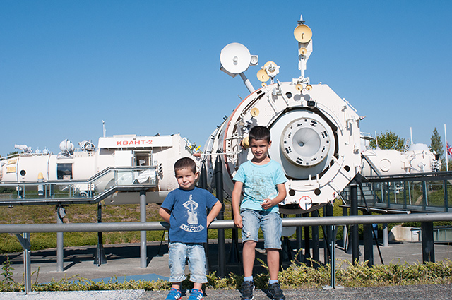 Eric y Nicolás posando -más o menos- delante de la Estación Espacial MIR