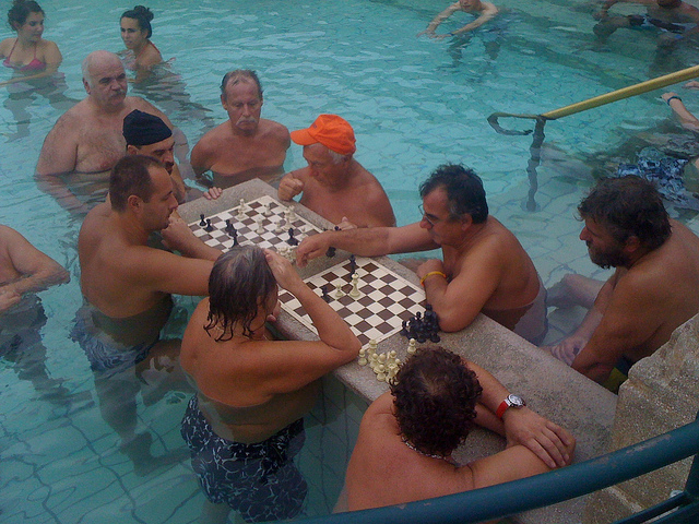 Jugando al ajedrez en las piscinas del Széchenyi