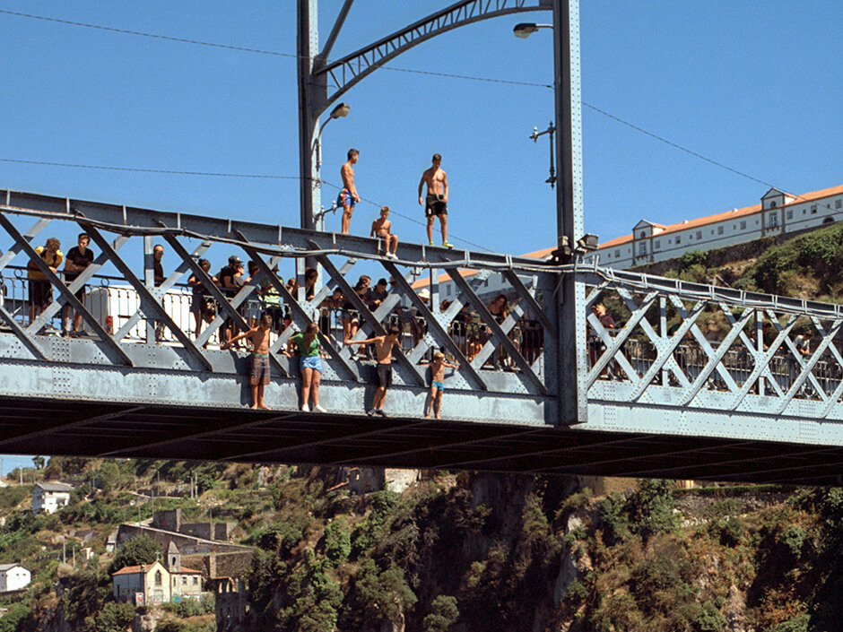 Saltando desde el puente Luis I de Oporto
