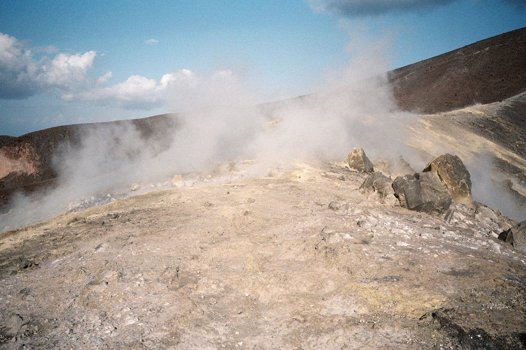 Gases emanando del cráter la Fossa de Vulcano