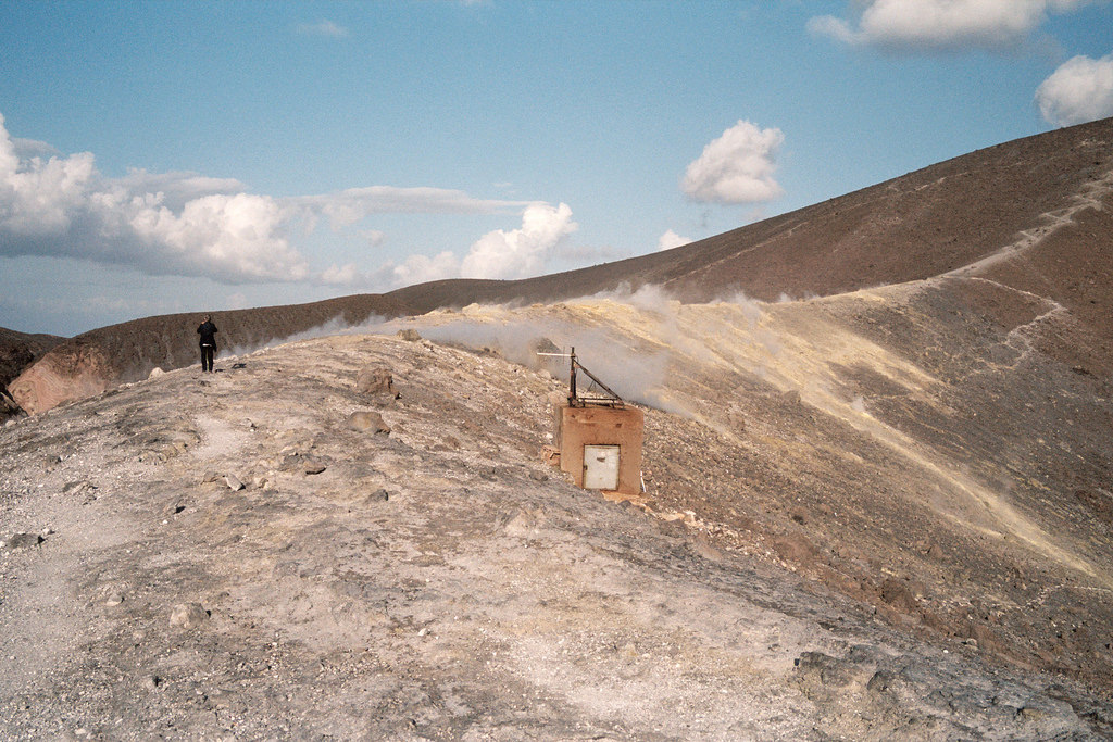 Artilugios de medición de actividad volcánica en lo alto de La Fossa Vulcano