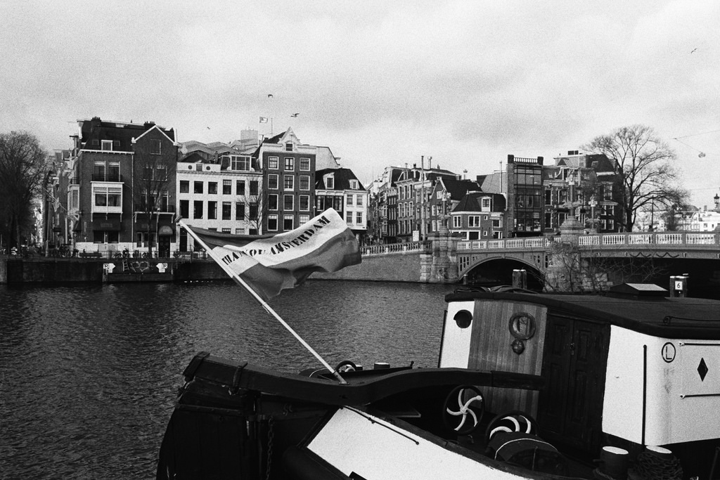 Barcos en los canales de Amsterdam