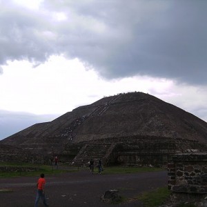 Sube la pirámide del Sol y la Luna de Teotihuacán