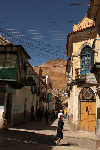 Calle de Potosí con el Cerro Rico al fondo @3viajes