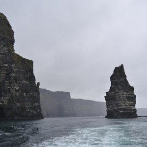 En barco por los acantilados de Moher en Irlanda