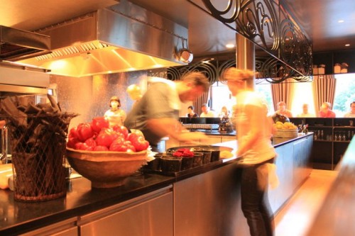 El chef Bo Bech en la barra del restaurante Geist de Copenhagen