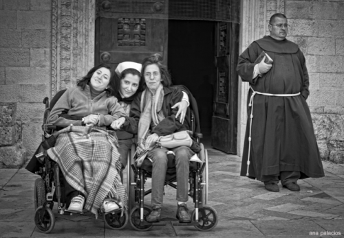 Wendy, Lola, Pilar y Franciscano espontaneo en la puerta de la Basílica del Monte Tabor