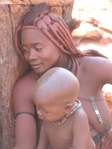 Mujer Himba con su hijo
