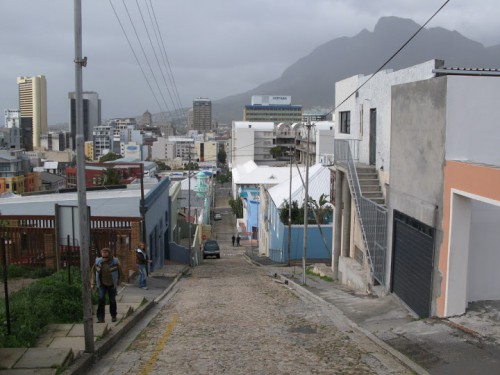Bajando por las calles del Bo-Kaap en Ciudad del Cabo