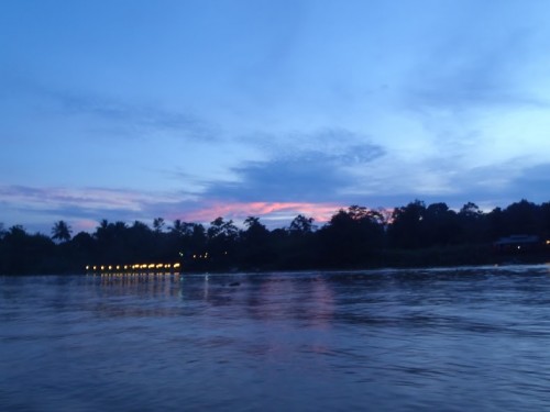 Navegando por la noche por Kinabatangan