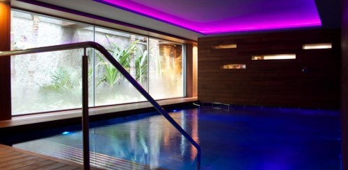 Piscina circuito hidroterapia en el Hostel Spa de Sitges